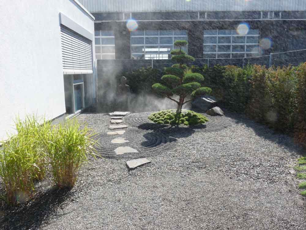 Japanischer Garten mit Bepflanzung bei Auto-Weller